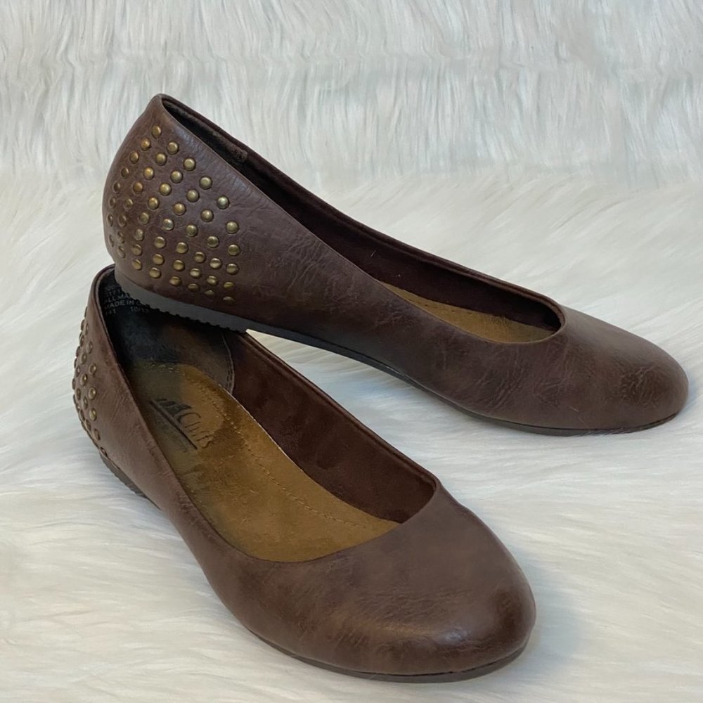 Cliffs by White Mountain Brown Flats Studded Size 7.5